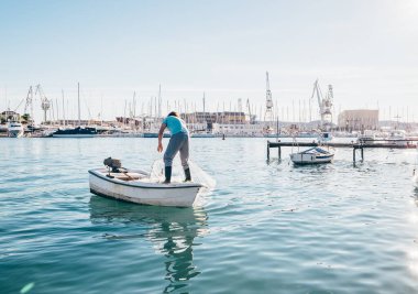Balıkçılar sudan bir seine alır.