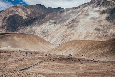 Kuzey Hindistan, Nubra Vadisi 'ndeki dağ yolu.