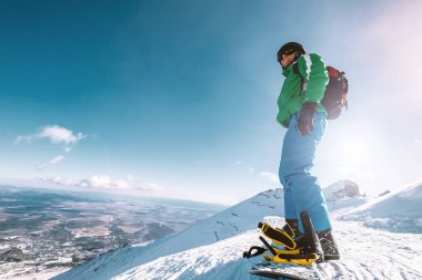 Snowboardcu dağın tepesinde kal.