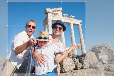 Mutlu aile, yaz tatilinde selfie çeker.