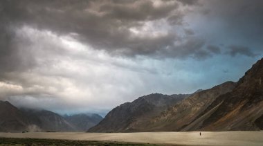 Kuzey Hindistan 'daki Nubra Vadisi' nde kum fırtınası.