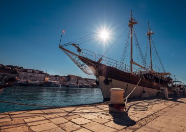 Yelkenli gemi limana demir attı.