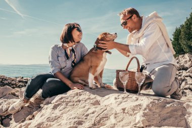 Deniz kenarında romantik piknik.