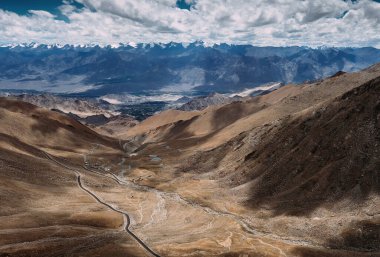 Leh Ladakh 'a giden dağ yolunun tepesinden.