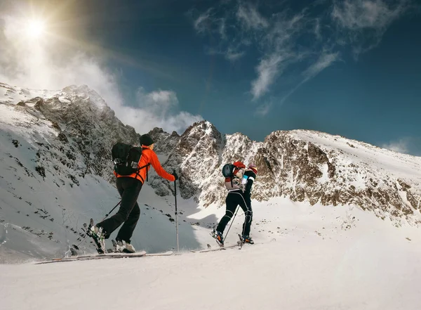 Δύο Γυναίκες Περπατούν Για Σκι Ανεβαίνουν Στο Βουνό Για — Φωτογραφία Αρχείου