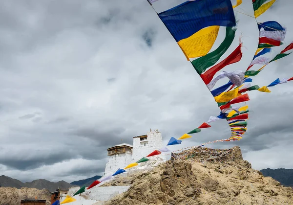 Modlitwa Flagi Tybetańskie Pobliżu Klasztoru Namgyal Tsemo Leh Ladakh — Zdjęcie stockowe