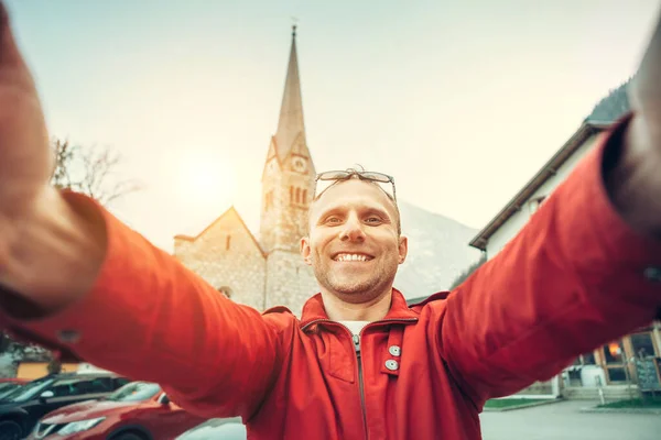 Feliz Hombre Sonriente Tomar Una Foto Selfie — Foto de Stock