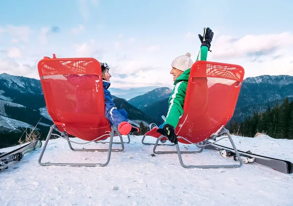 二人のスキーヤーは山頂の椅子でリラックスします — ストック写真