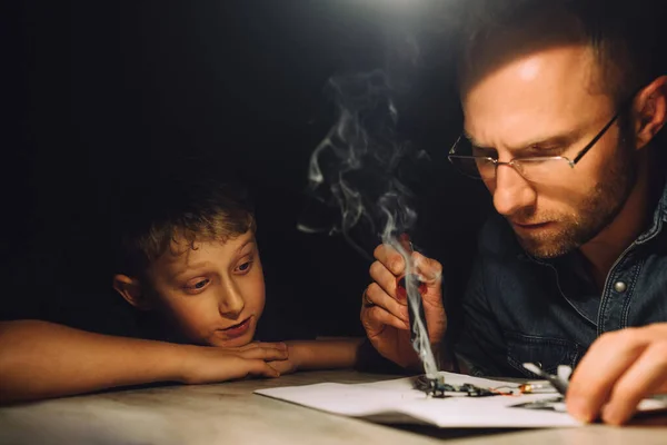 Vater Lötet Mit Elektrischem Lötkolben Und Sein Kleiner Sohn Schaut — Stockfoto