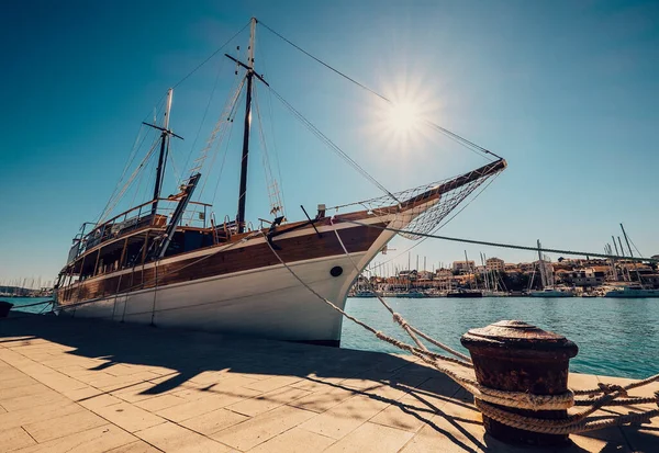 Segelschiff Seehafen Festgemacht — Stockfoto