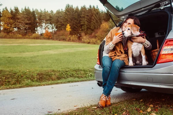 Vrouw Met Hond Zit Auto Kofferbak Herfst Weg — Stockfoto