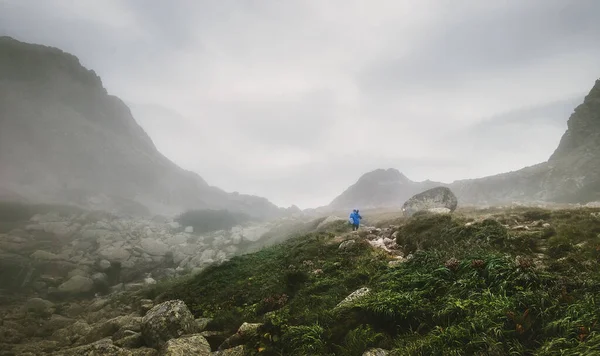 Allein Wandernde Fotografen Wandern Nebligen Bergen — Stockfoto