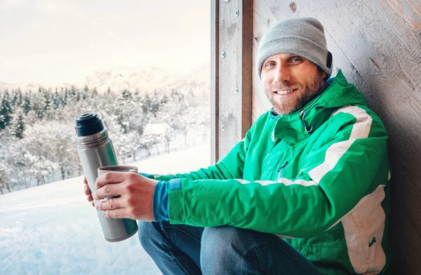 Feliz Hombre Sonriente Retrato Con Bebida Caliente — Foto de Stock