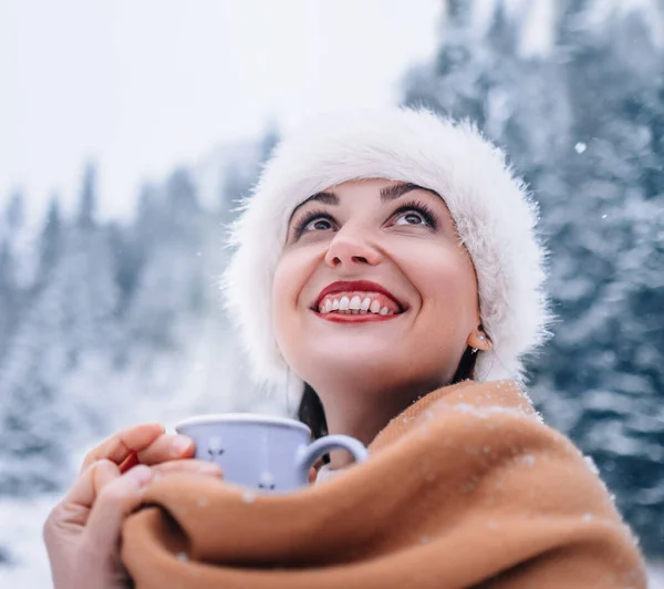 Χαρούμενη Γυναίκα Φλιτζάνι Ζεστό Τσάι Στο Δάσος Του Χειμώνα — Φωτογραφία Αρχείου