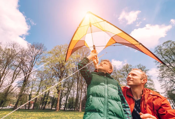 父と息子は凧を飛ばす — ストック写真