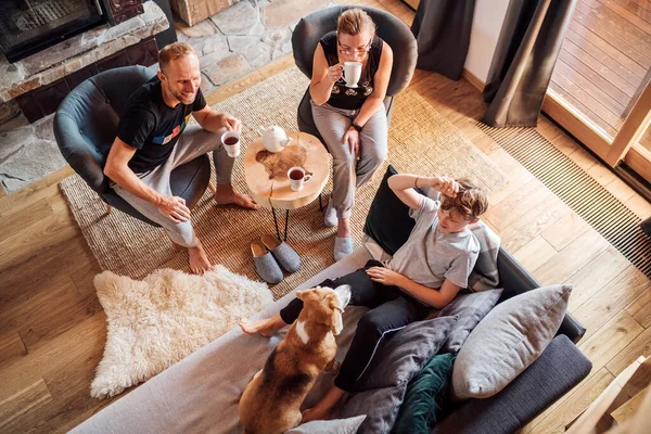 Far Mor Och Son Vardagsrummet Pojken Ligger Bekväm Soffa Och — Stockfoto