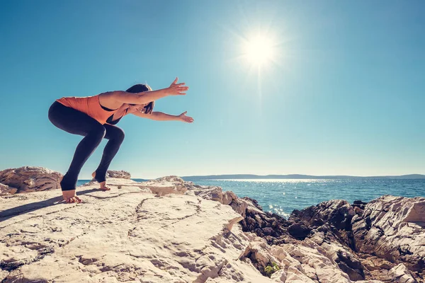 Donna Pratica Yoga Sulla Costa Deserta Del Mare — Foto Stock