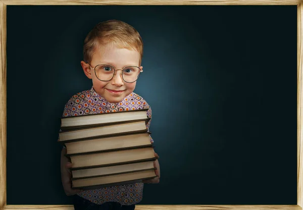 Chlapec Knihami Školní Tabule — Stock fotografie