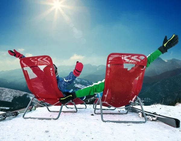 Två Glada Skidåkare Toppen Berget — Stockfoto