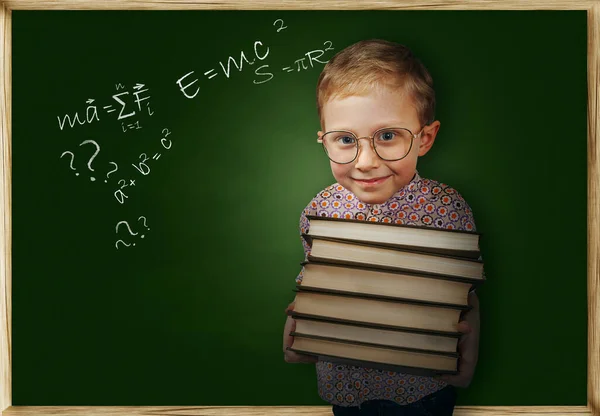 Niño Con Libros Cerca Pizarra Escuela — Foto de Stock