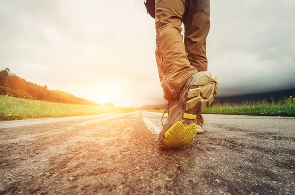 Nahaufnahme Reisender Füße Auf Asphaltstraße Bei Sonnenuntergang — Stockfoto