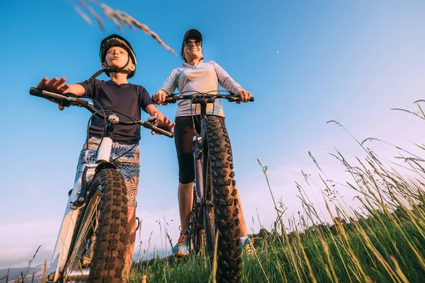 Mutter Und Sohn Fahren Gemeinsam Fahrrad — Stockfoto