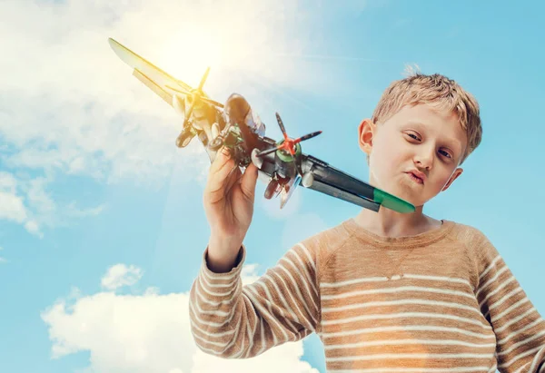 Jongen Spelen Met Model Militair Vliegtuig — Stockfoto