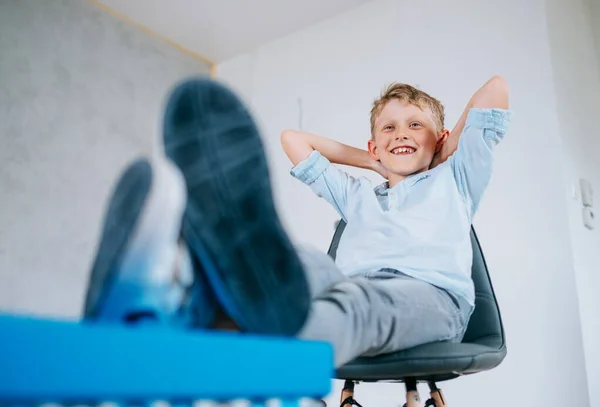 Glücklich Lächelnder Junge Sitzt Neuer Wohnung — Stockfoto