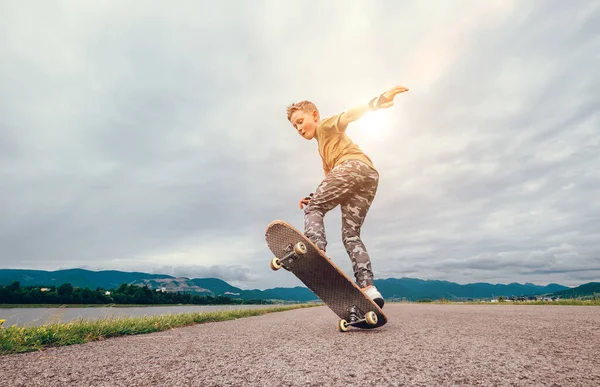 Chlapec Dělá Trik Skateboardem — Stock fotografie
