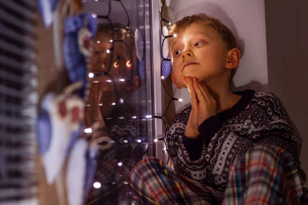 Sogno Ragazzo Siede Sul Davanzale Della Finestra Con Decorazione Natale — Foto Stock