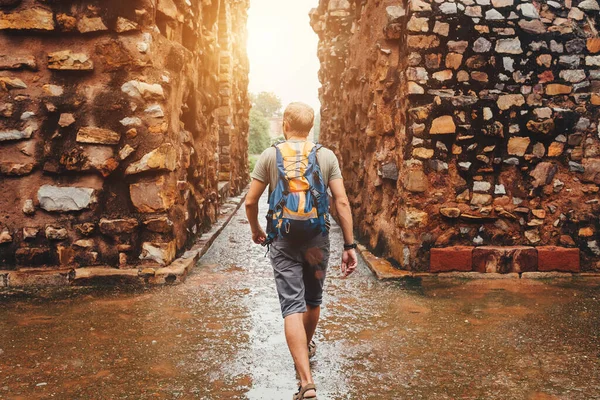 Toeristische Man Wandelen Door Qutb Minar Ruïnes Straten — Stockfoto