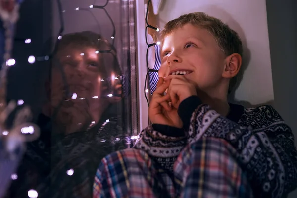 Traumjunge Sitzt Auf Fensterbank Mit Weihnachtsdekoration — Stockfoto