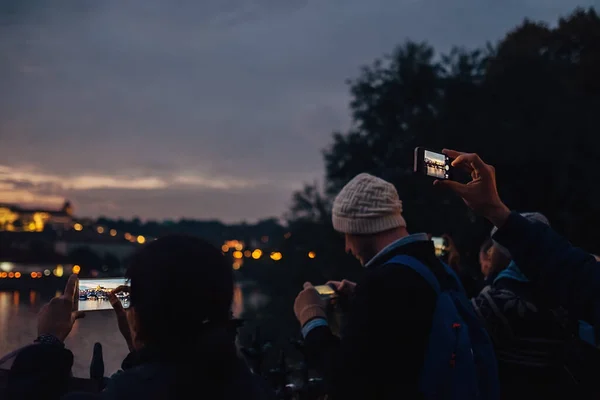 Turistas Tirar Uma Foto Cidade Velha Praga Seus Smartphones — Fotografia de Stock