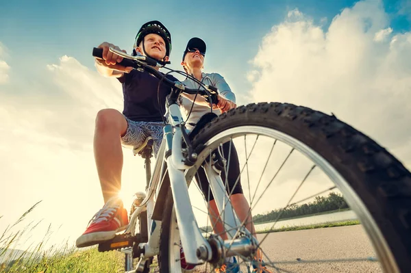 Mother Helps Her Little Son Start Ride Bicycle — Stock Photo, Image