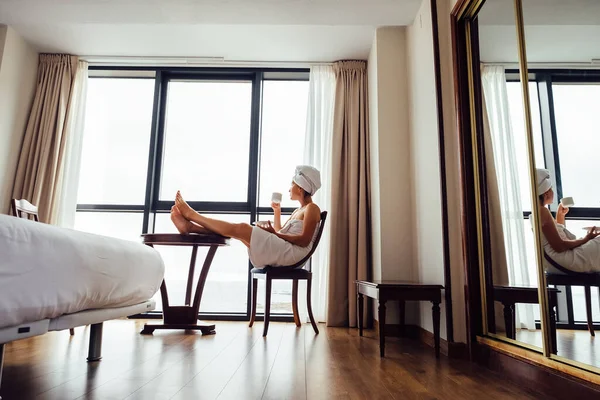 Mujer Relaja Con Una Taza Cerca Ventana Panorámica Habitación Hotel — Foto de Stock