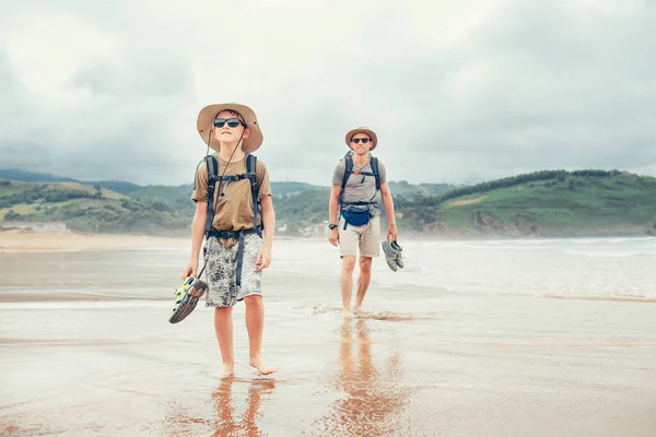 Rodinná Aktivní Dovolená Otec Syn Backpacker Cestovatel Chůze Písečné Pláži — Stock fotografie