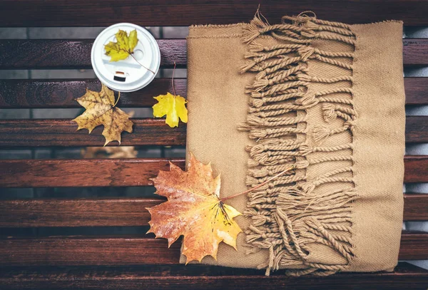 Herfst Stemming Wol Sjaal Papieren Kopje Met Koffie Zijn Houten — Stockfoto