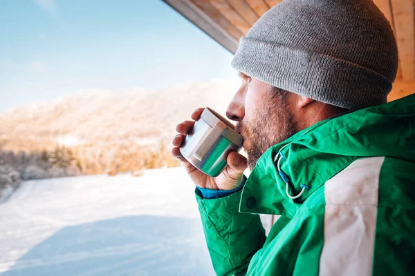 Hombre Con Taza Bebida Caliente Wqrms Aire Libre Invierno —  Fotos de Stock