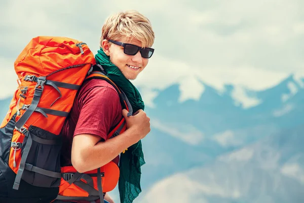 Fešák Mladý Muž Turista Batohem Portrét Himaláji Pohled Hory — Stock fotografie