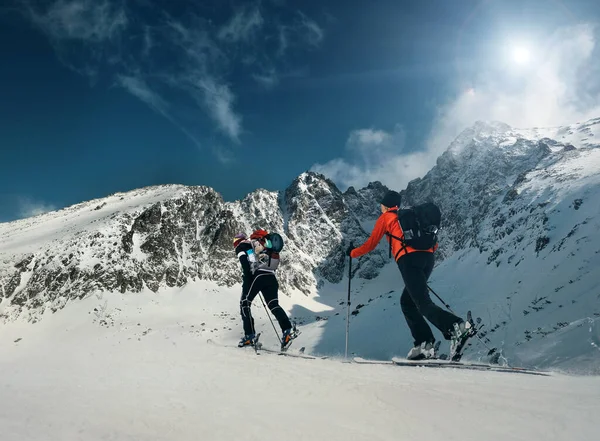 Twee Vrouwen Ski Wandelaars Gaan Berg Naar — Stockfoto