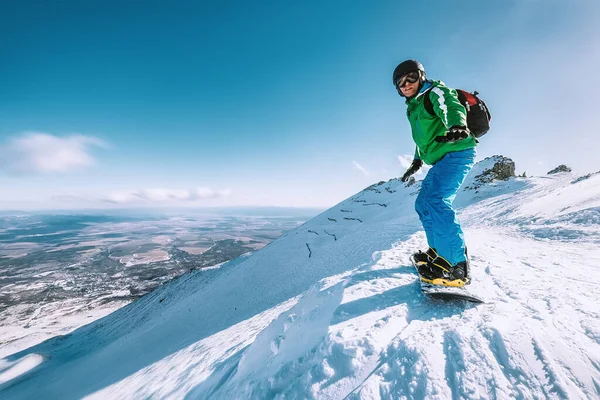 Snowboarder Μείνετε Στην Κορυφή Του Βουνού — Φωτογραφία Αρχείου