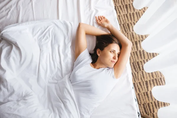 Vrouw Ontmoet Nieuwe Dag Slaapkamer — Stockfoto