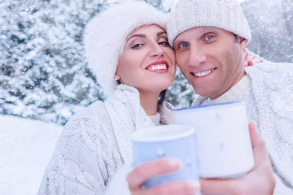 Pareja Enamorada Retrato Bosque Nieve — Foto de Stock