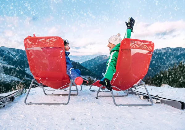 二人のスキーヤーは山頂の椅子でリラックスします — ストック写真