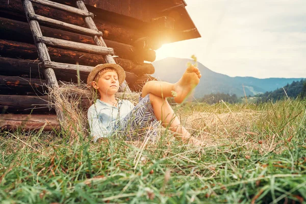 眠っている田舎の男の子屋外 — ストック写真