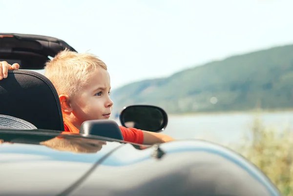 Kleiner Junge Schaut Aus Cabrio Auto — Stockfoto