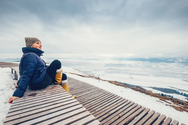 Woman Enjoys Beautiful Top View Winter Landscape — Stock Photo, Image