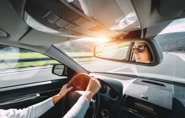 Vrouw Rijden Een Auto Weerspiegelt Achteruitkijkspiegel — Stockfoto