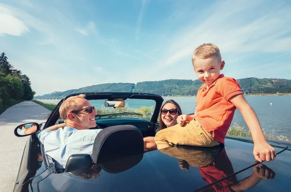 Famiglia Che Viaggia Auto Cabriolet — Foto Stock