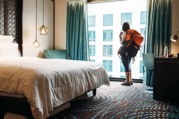 Mulher Mochileiro Viajante Estadia Alta Qualidade Quarto Hotel — Fotografia de Stock